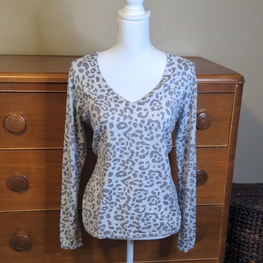 OLD NAVY CLASSIC Gray Cheetah Print V Neck Sweater Size L